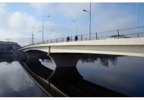 POD PESTE VREME. Inaugurarea Podului Sovata, anul trecut de Ziua oraşului, a atras peste 400 de orădeni. Construit în numai un an, podul a costat doar 11,8 milioane de lei. Cât un tramvai Siemens...
